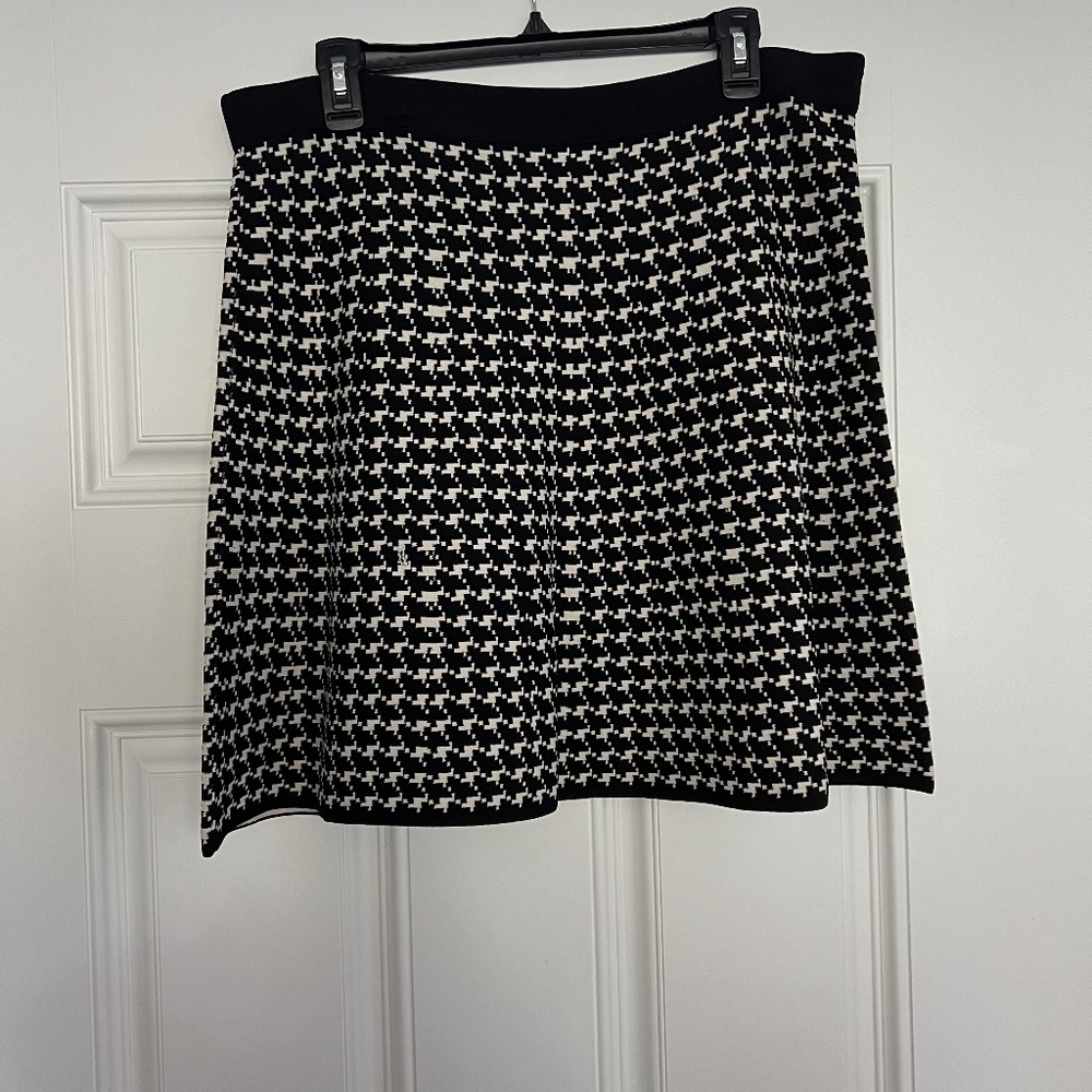 Skirt Size L Black & White